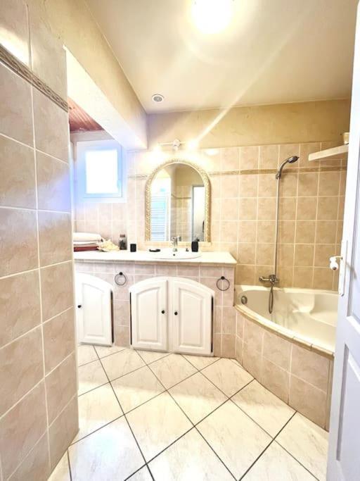 Appartement Proche Aeroport Marseille Marignane - Studio Confortable - Logement Ideal - Hebergement Tout Equipe โรญัค ภายนอก รูปภาพ
